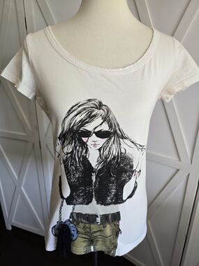 Bisou Bisou Fashionista Girl Illustration in a Cream & Black Color Scoop Neck